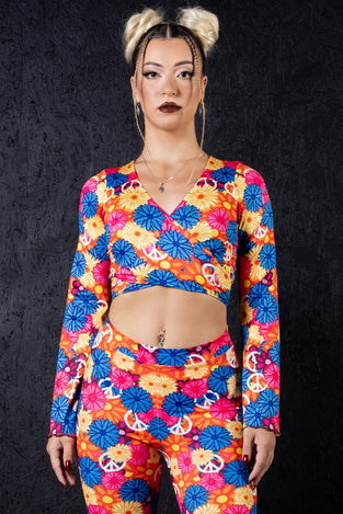 hippie-long-sleeved-tie-knot-crop-top-close-view