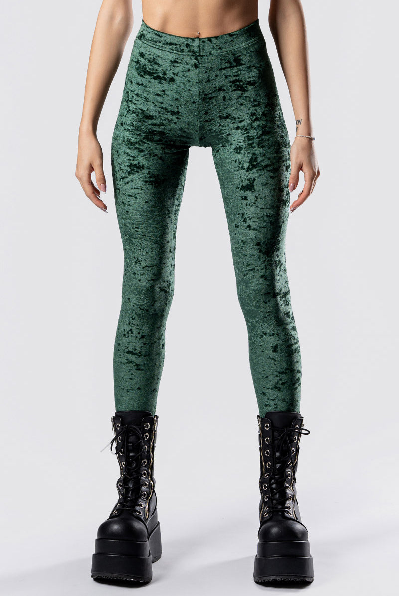 moss-babe-leggings-green-velvet-close-view