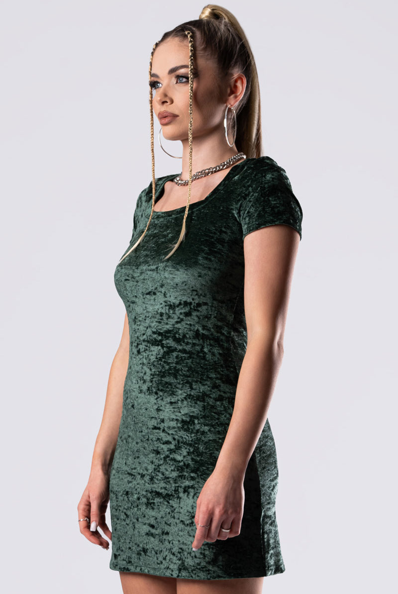 moss-babe-short-sleeve-bodycon-dress-green-velvet-close-side-view_669e3837-e203-4f24-bca2-78e62812d1ad