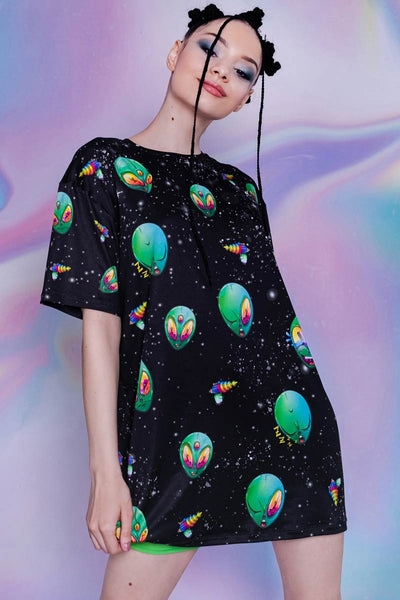 green-alien-heads-tee-close-